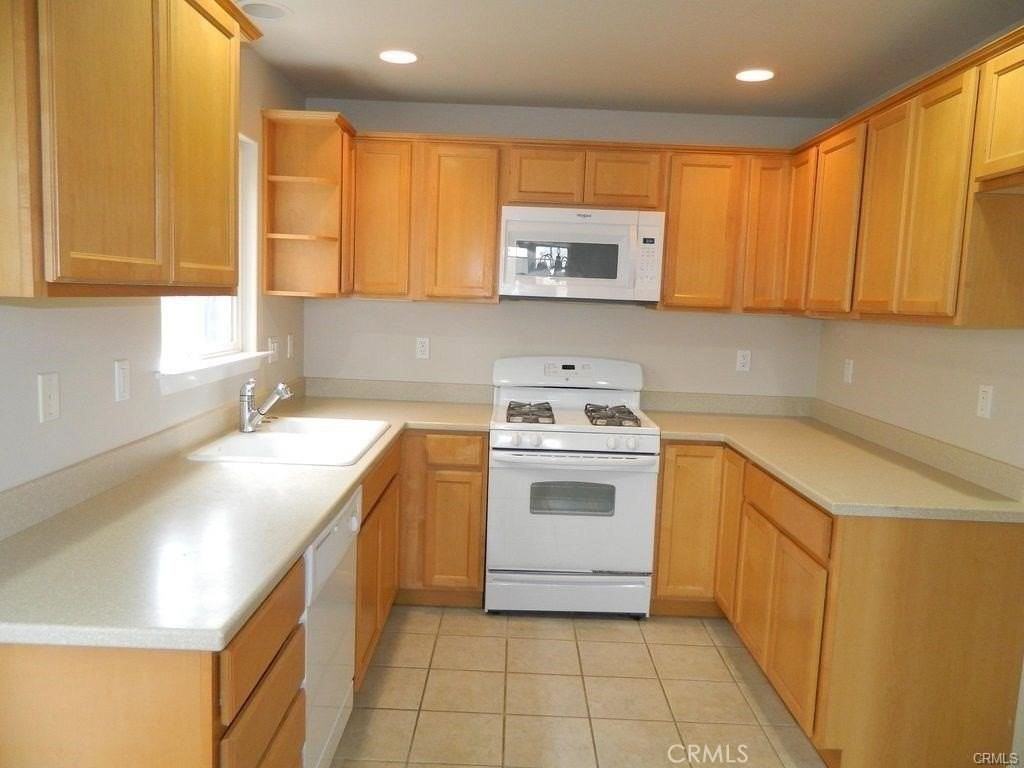 1093 Belridge St - Photo 4 of 19