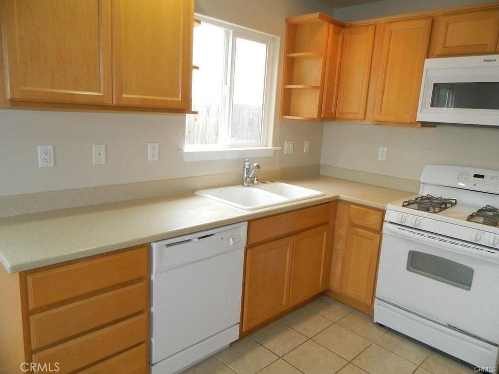 1093 Belridge St - Photo 5 of 19