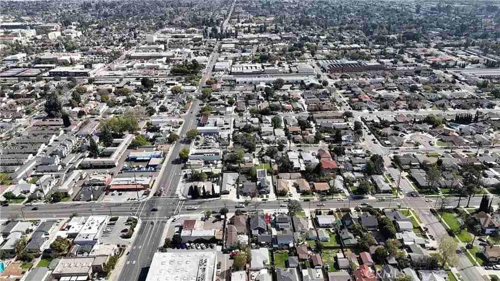 126 S Batavia St - Photo 2 of 21