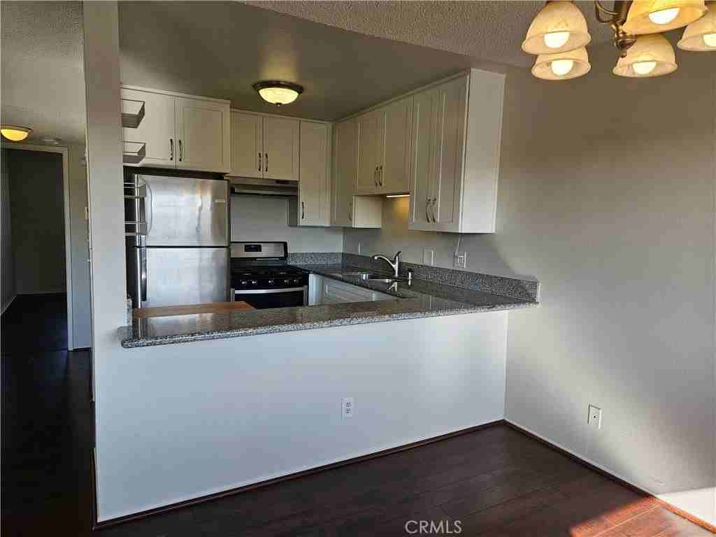 451 W Wilson Ave #6 - Photo 4 of 14