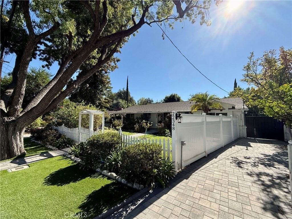 22346 Burbank Blvd - Photo 3 of 50