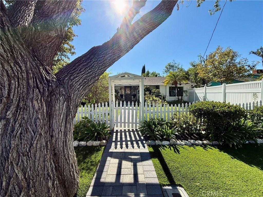 22346 Burbank Blvd - Photo 4 of 50