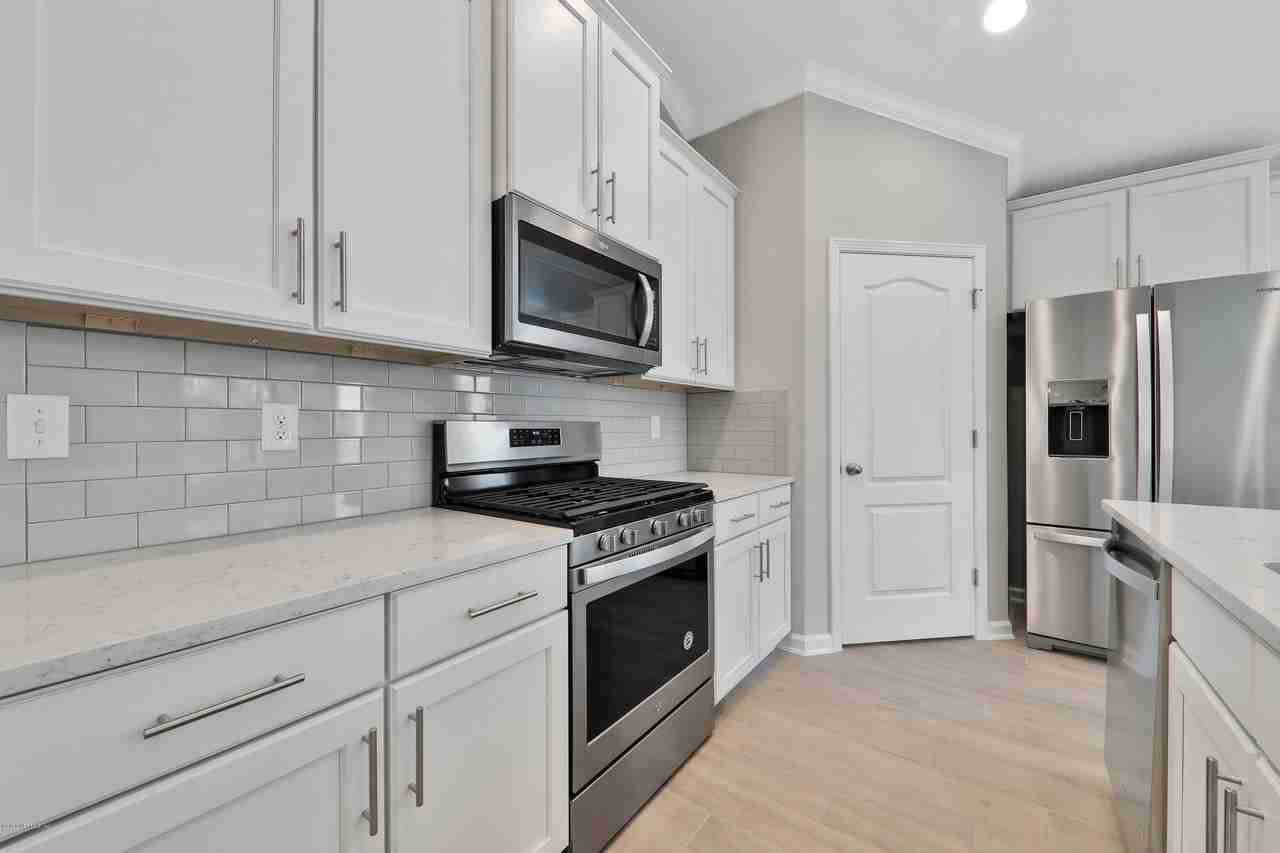 589 Glasgow Dr - Photo 5 of 32