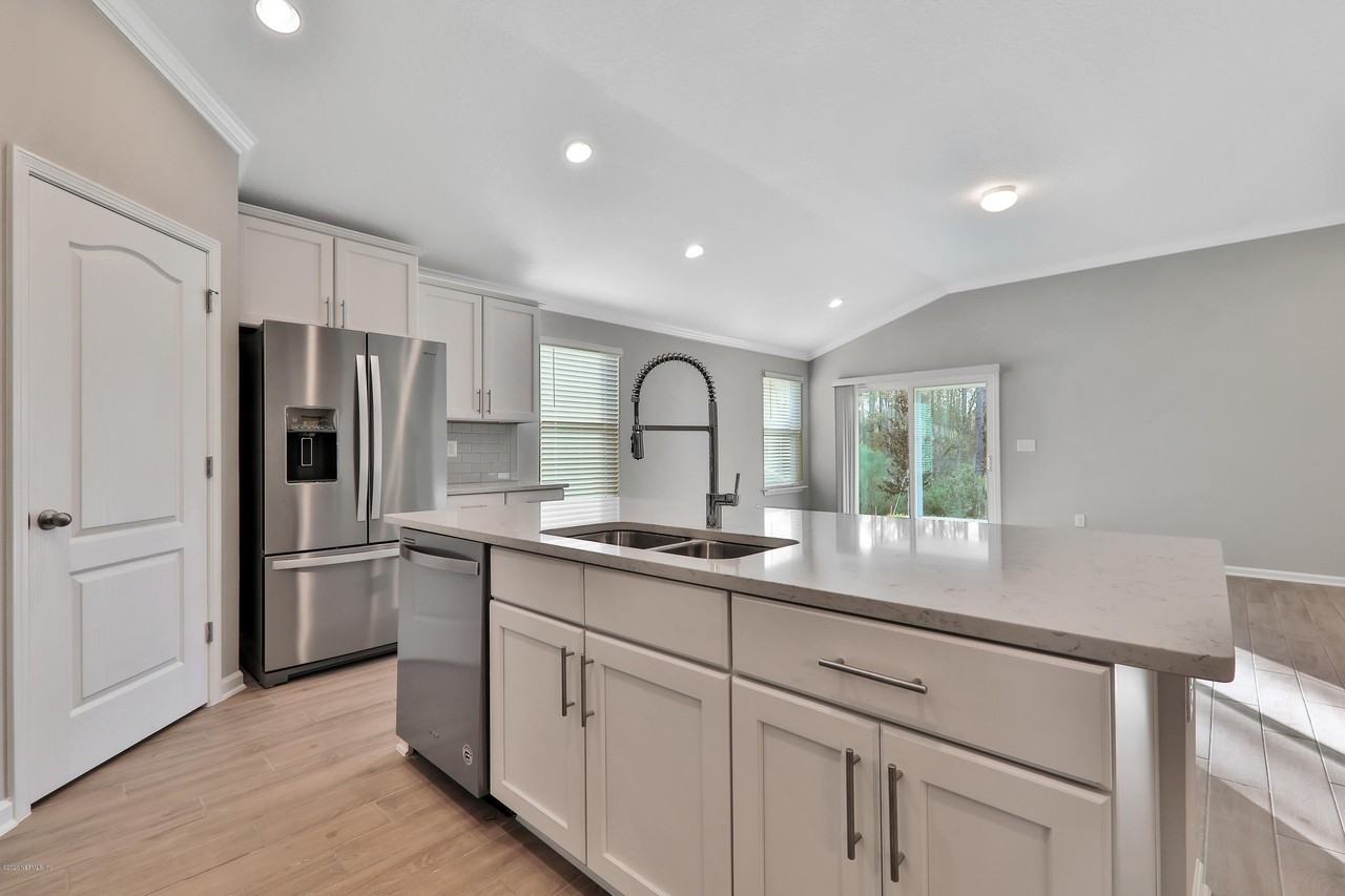 589 Glasgow Dr - Photo 6 of 32