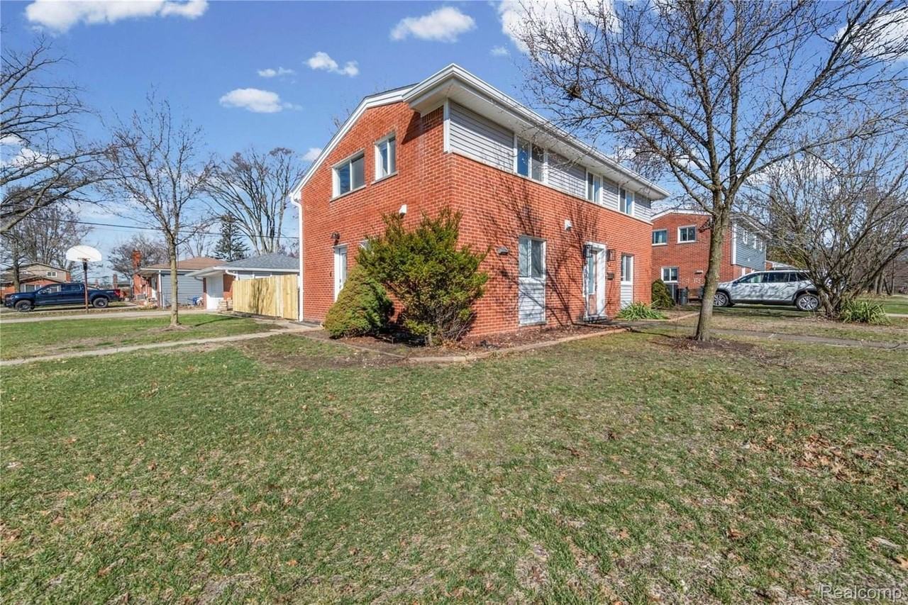 19615 Ingram St - Photo 3 of 42