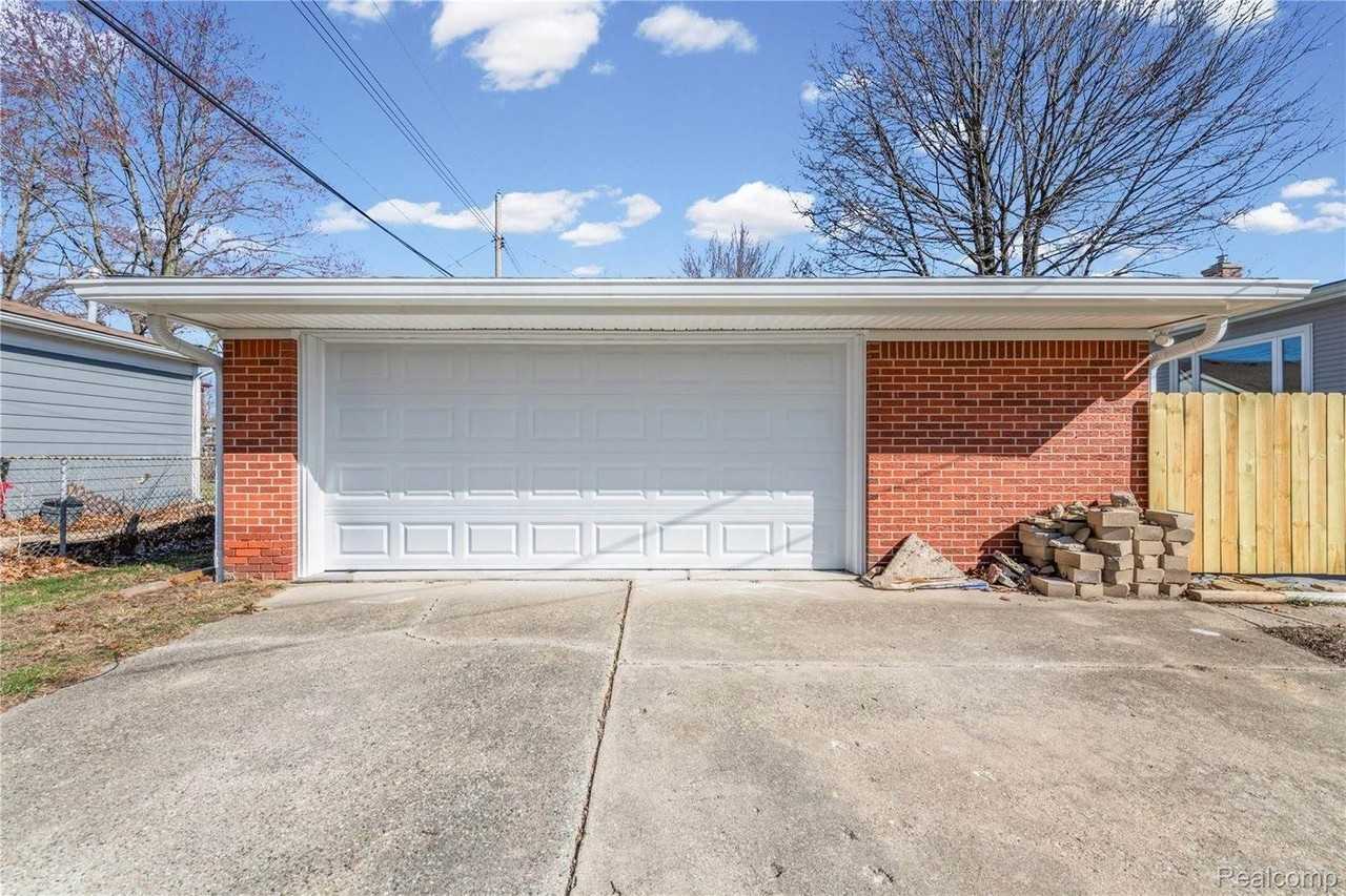 19615 Ingram St - Photo 5 of 42