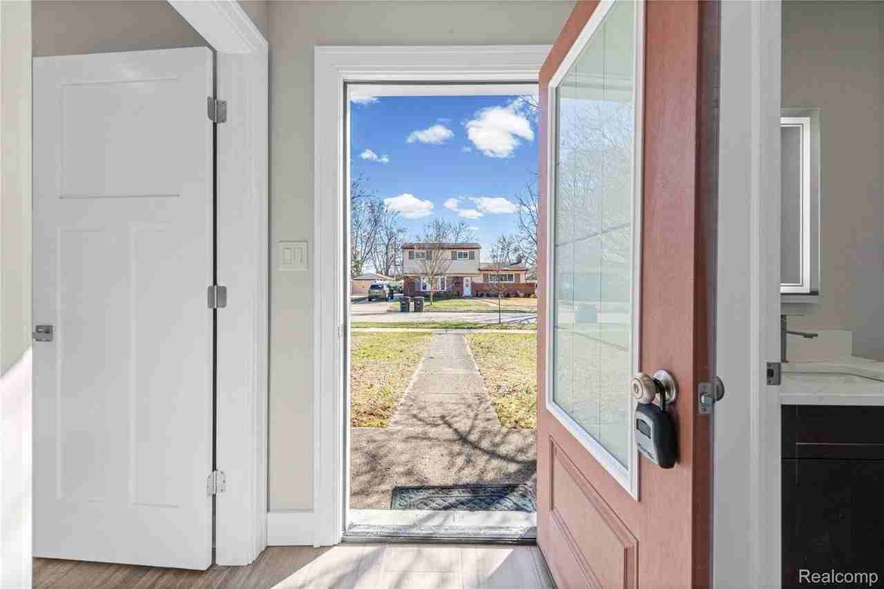 19615 Ingram St - Photo 6 of 42