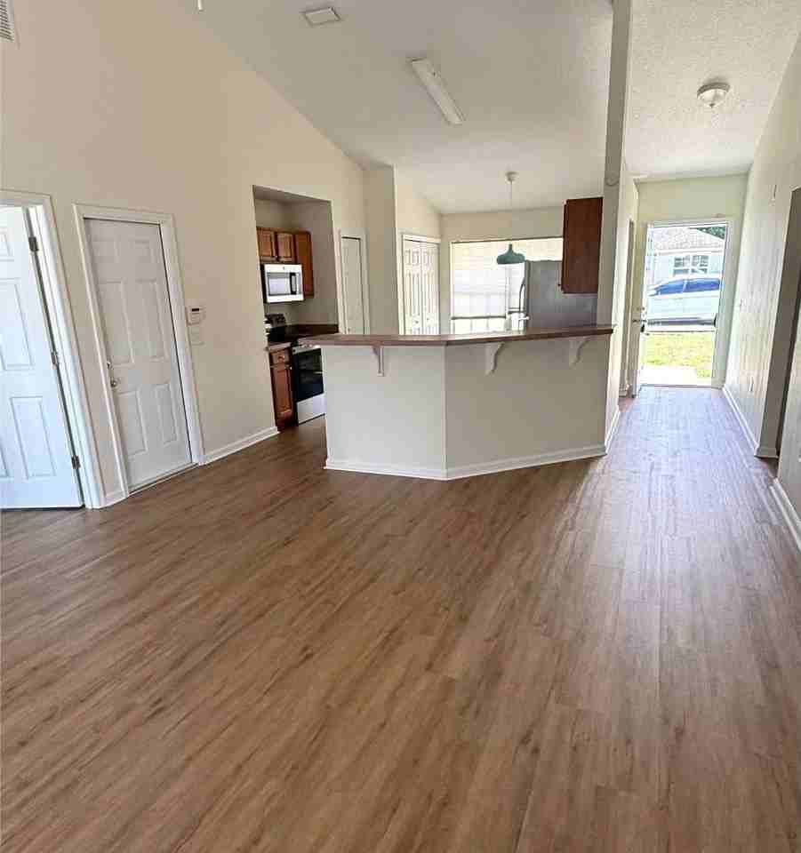 1111 Sw Yorktown Gln - Photo 2 of 20