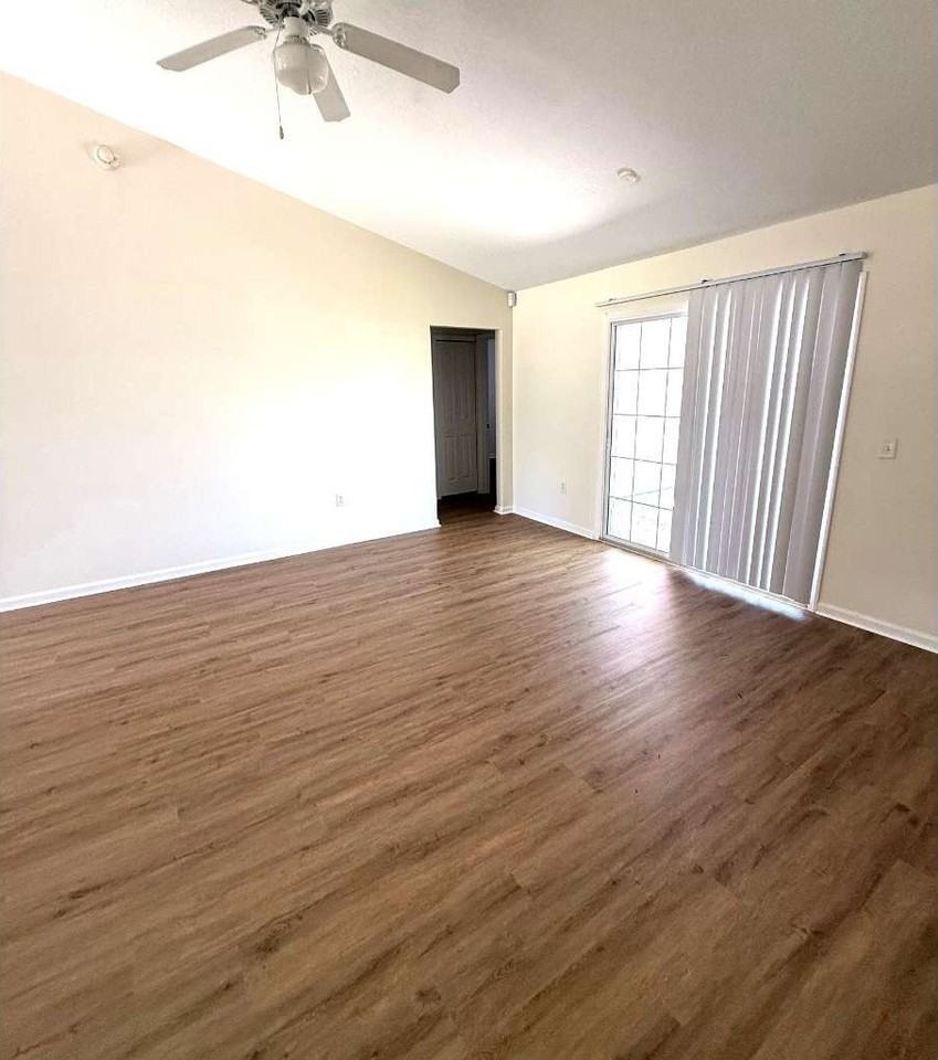 1111 Sw Yorktown Gln - Photo 3 of 20