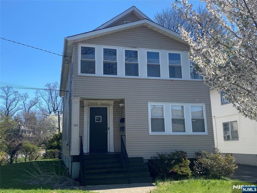 133 Willowdale Ave - Photo 3 of 21