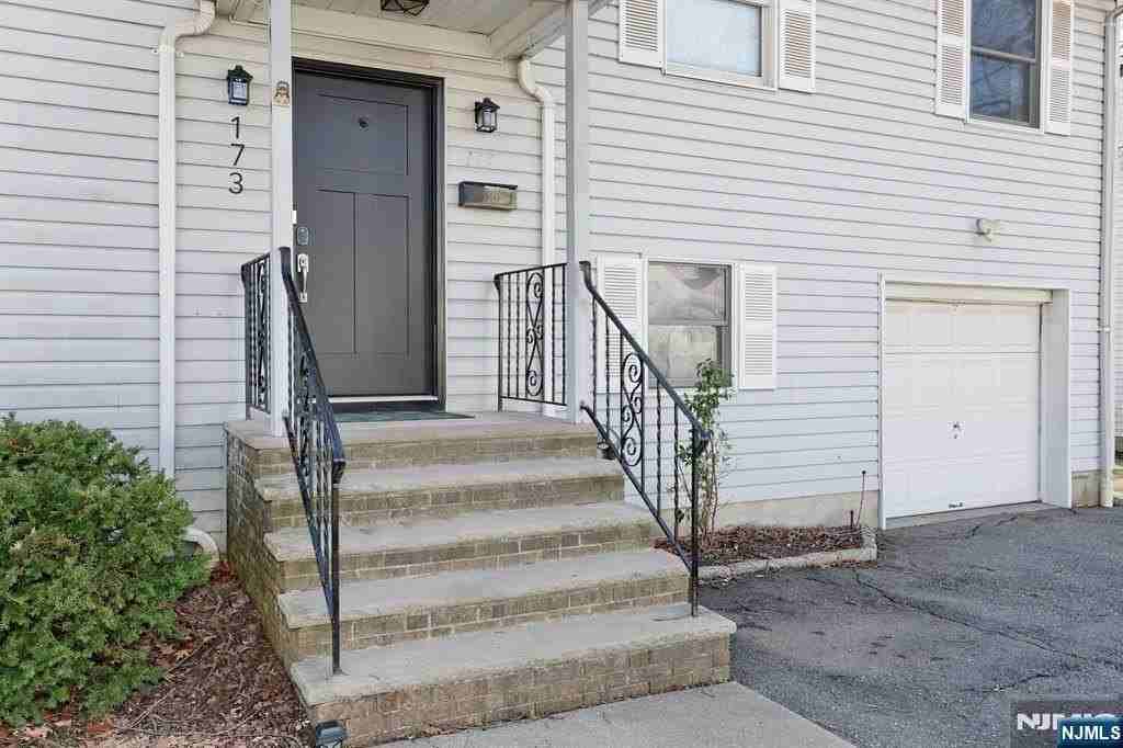 173 Willowdale Ave - Photo 2 of 22