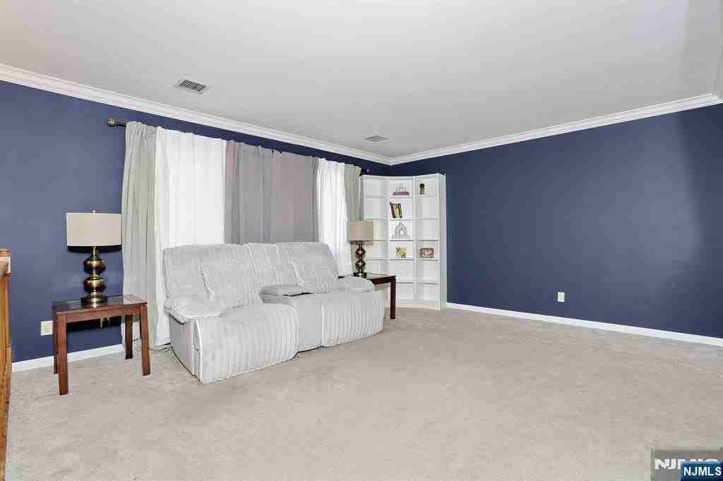 173 Willowdale Ave - Photo 4 of 22