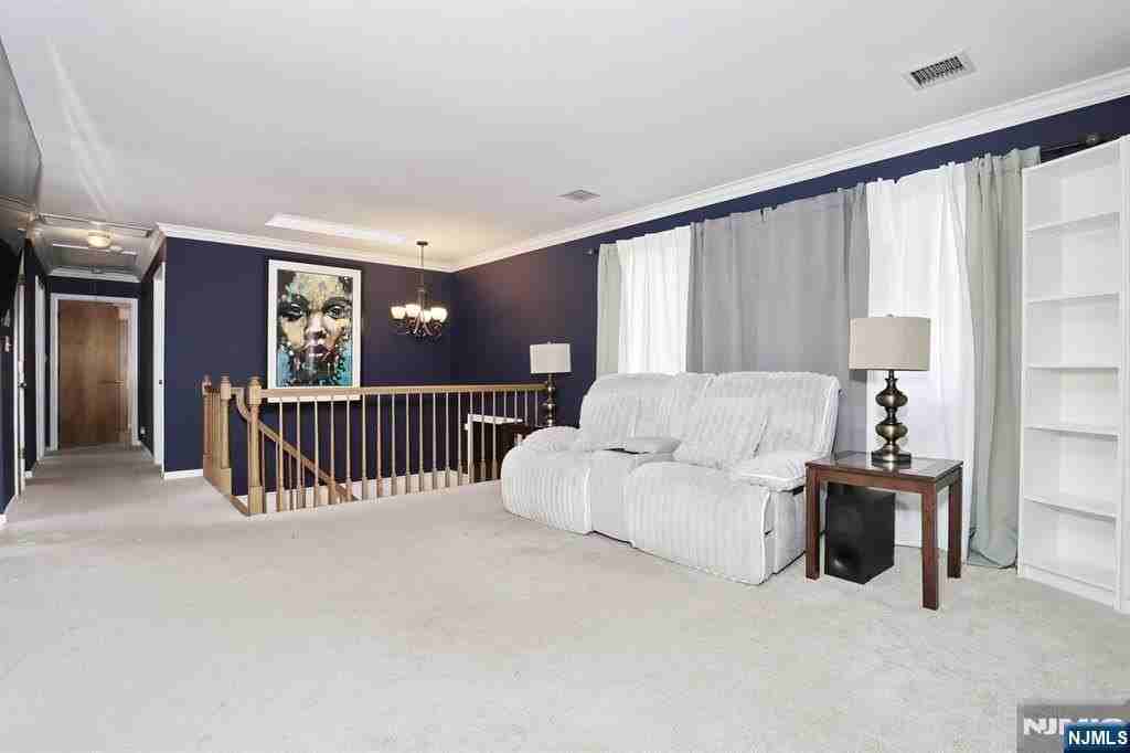 173 Willowdale Ave - Photo 5 of 22