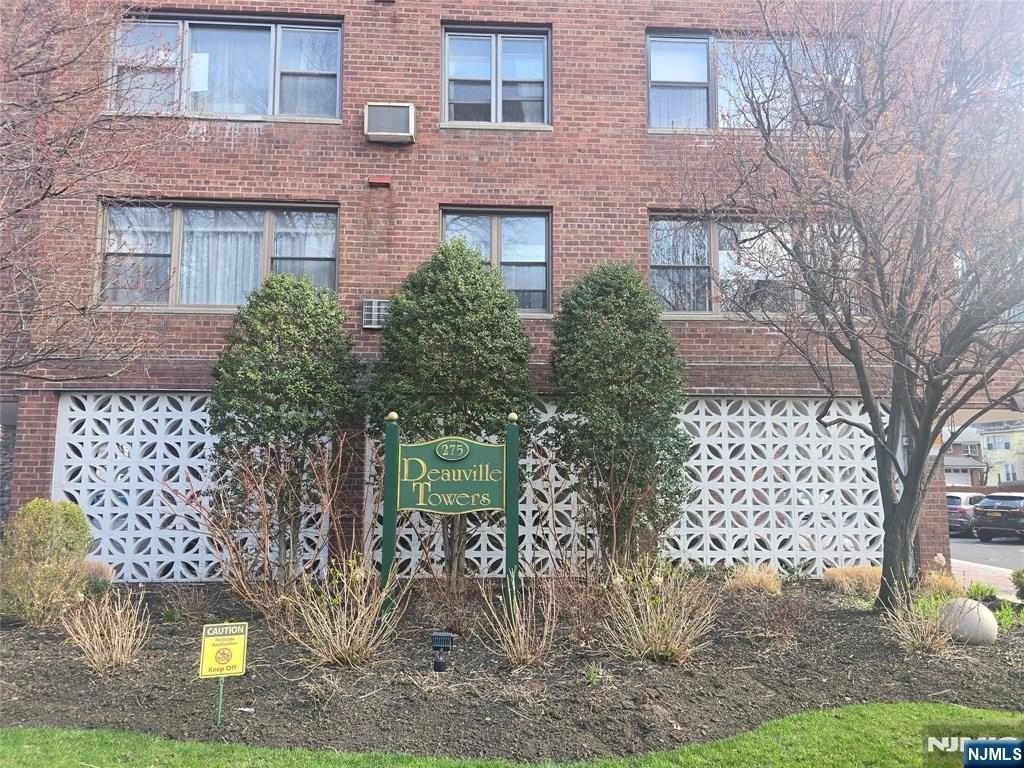275 Hoym St Apt 3g - Photo 2 of 9