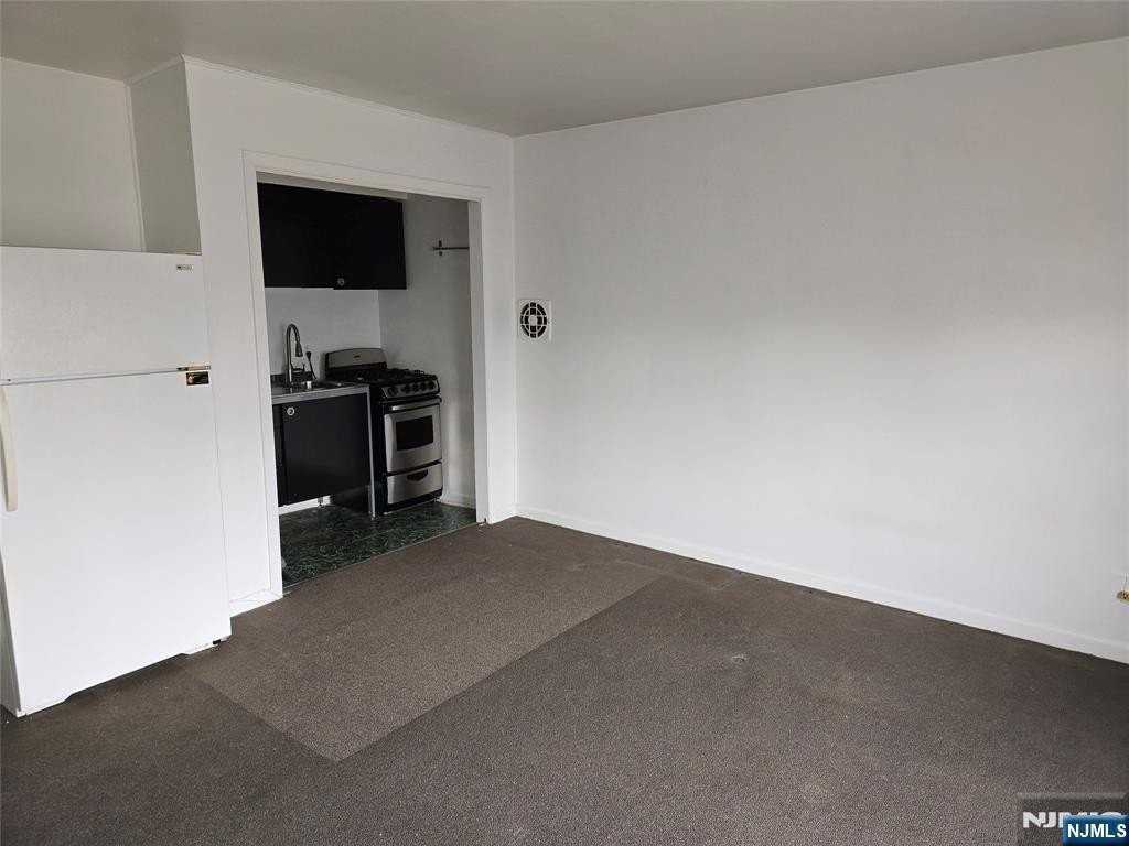 275 Hoym St Apt 3g - Photo 4 of 9
