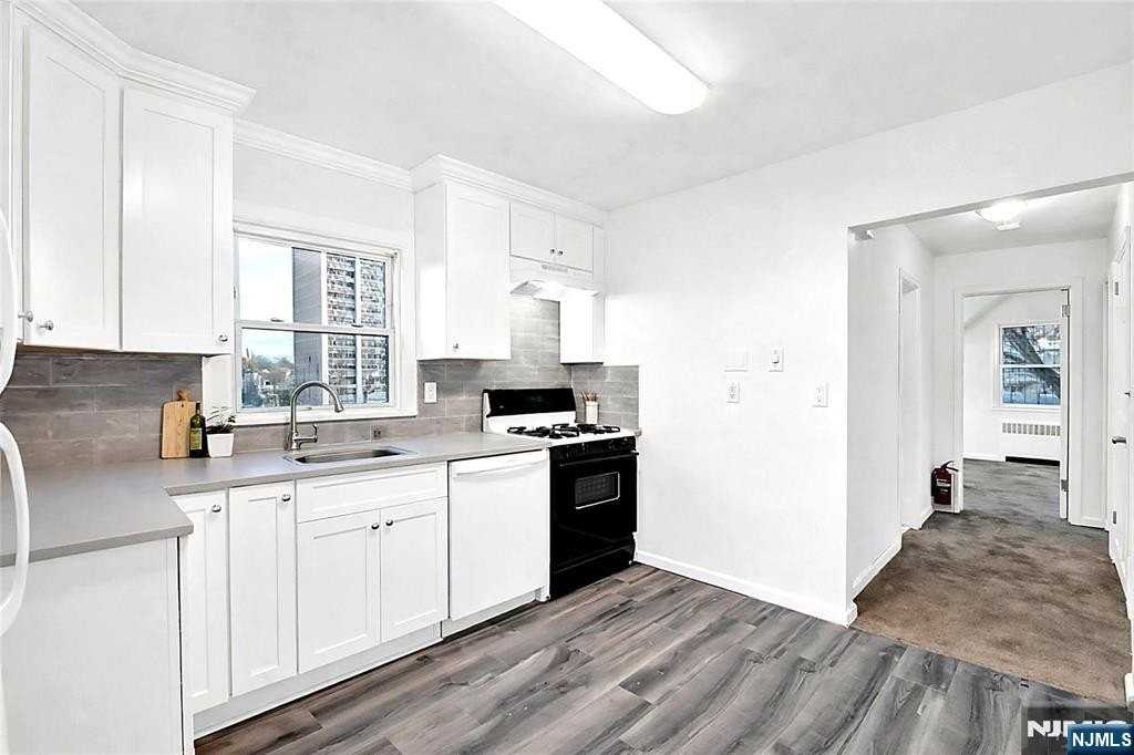 1010 Ponsi St - Photo 4 of 8