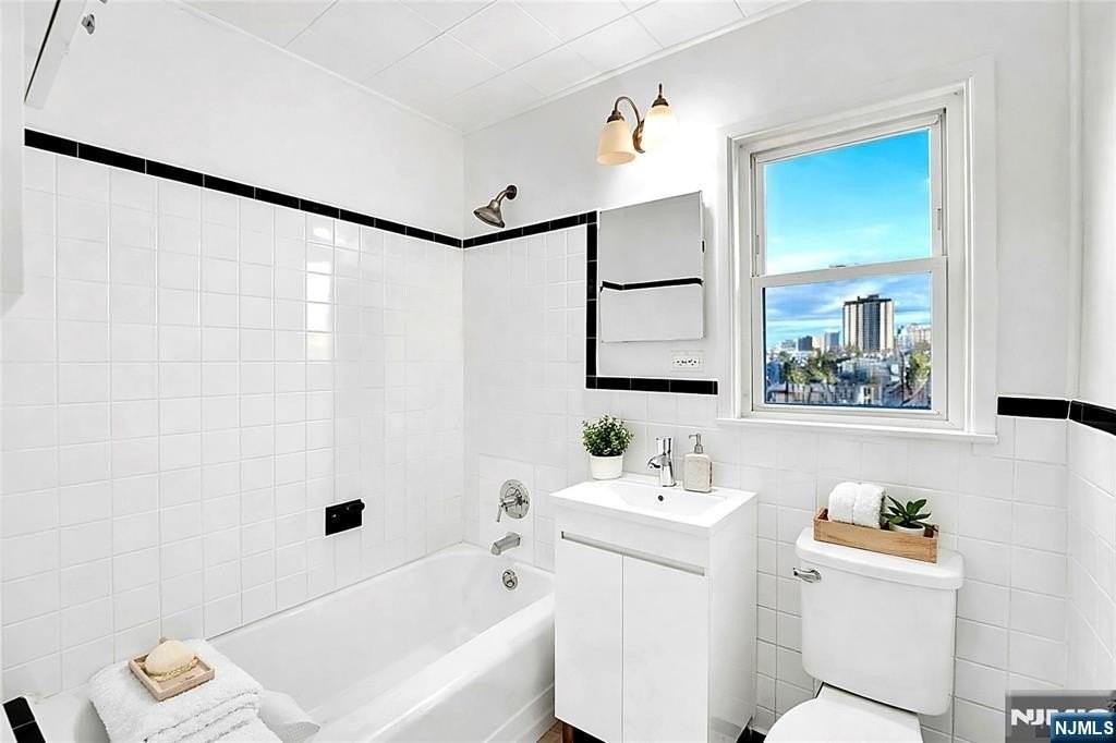 1010 Ponsi St - Photo 6 of 8