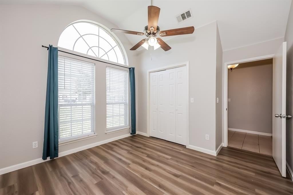 321 Meadow Park Dr - Photo 2 of 17