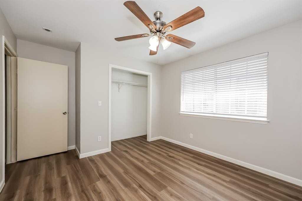 321 Meadow Park Dr - Photo 3 of 17