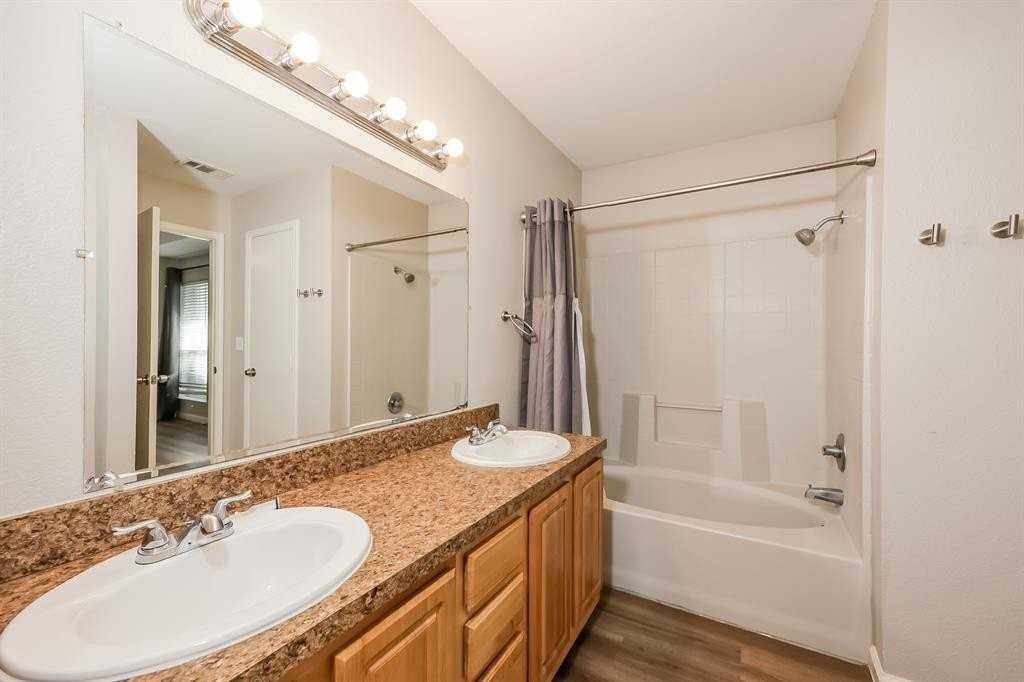 321 Meadow Park Dr - Photo 4 of 17