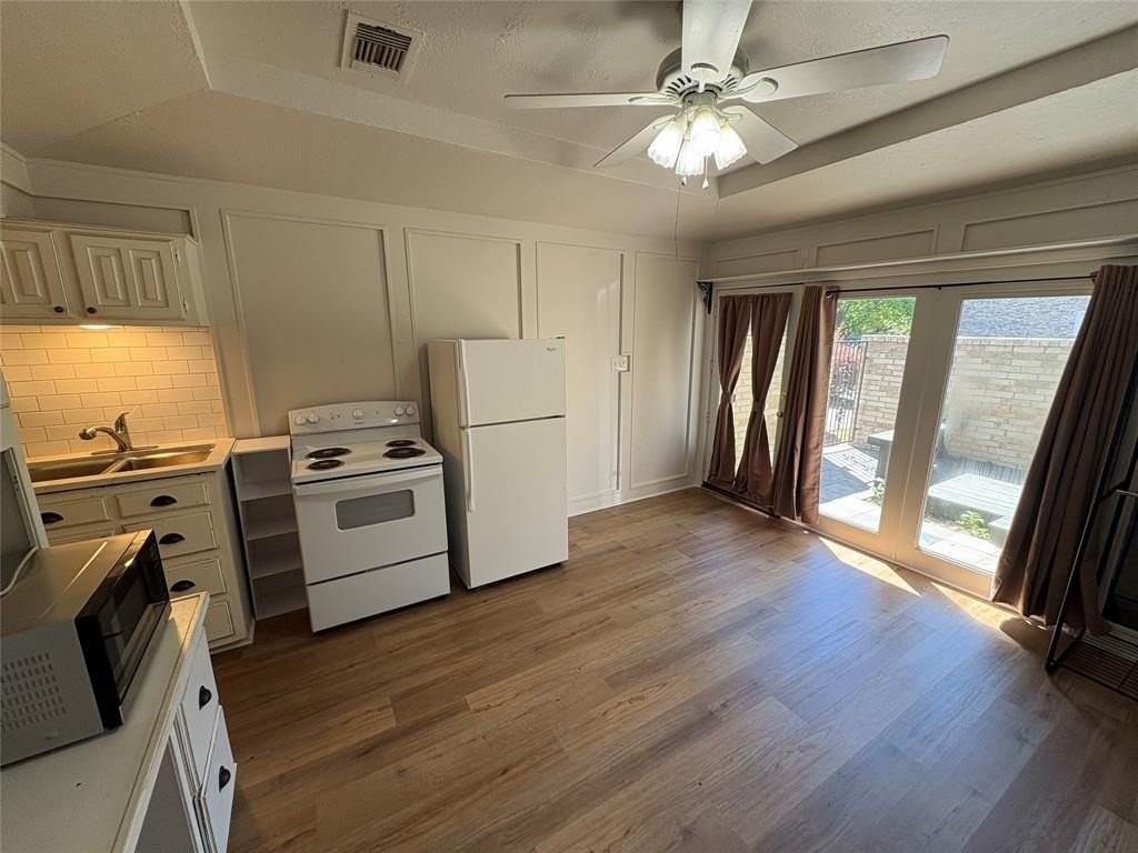 900 N Austin St - Photo 2 of 11