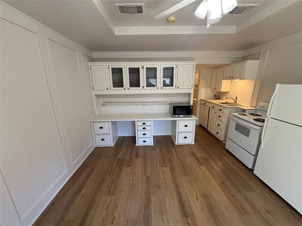 900 N Austin St - Photo 5 of 11