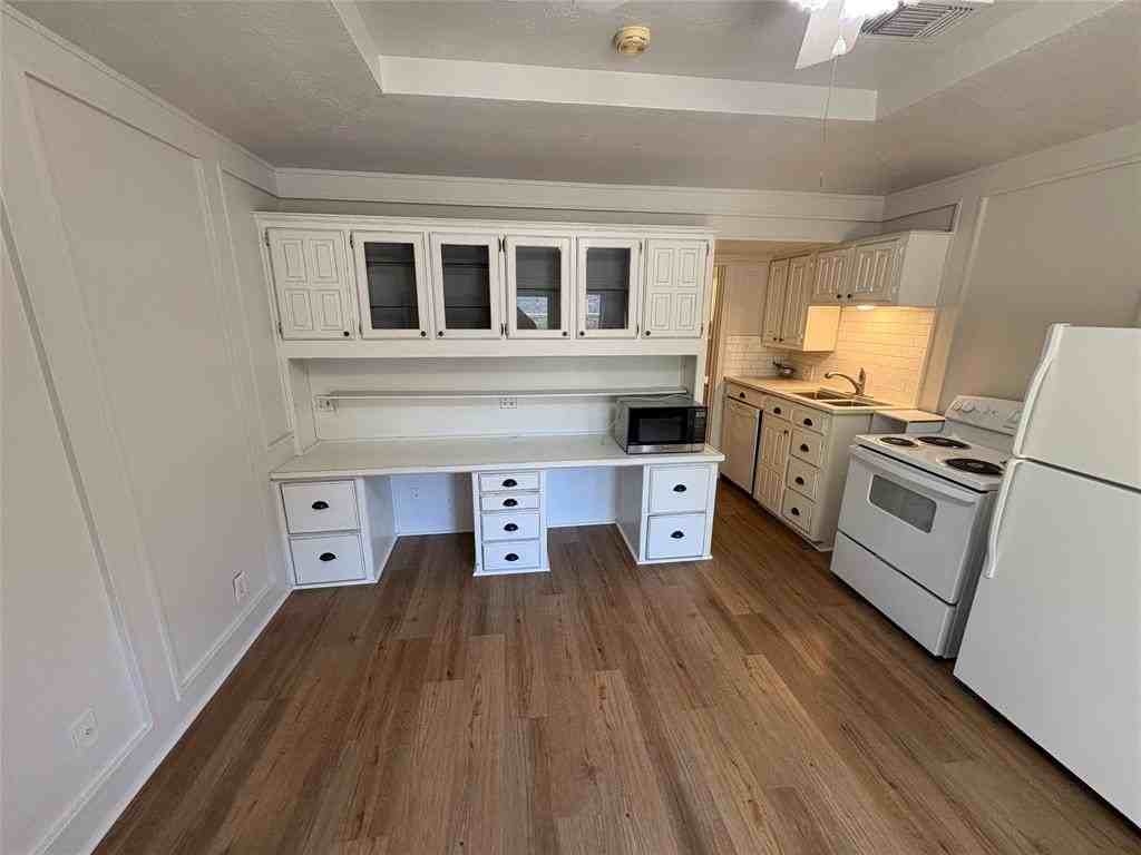 900 N Austin St - Photo 6 of 11