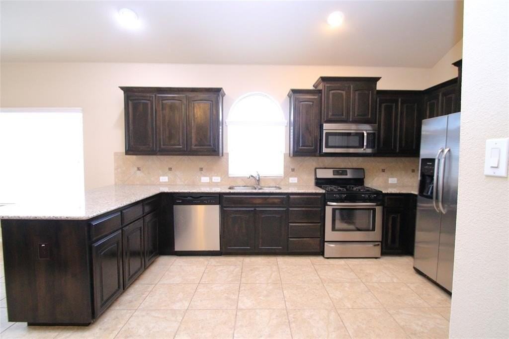 4817 Green River Dr - Photo 4 of 35