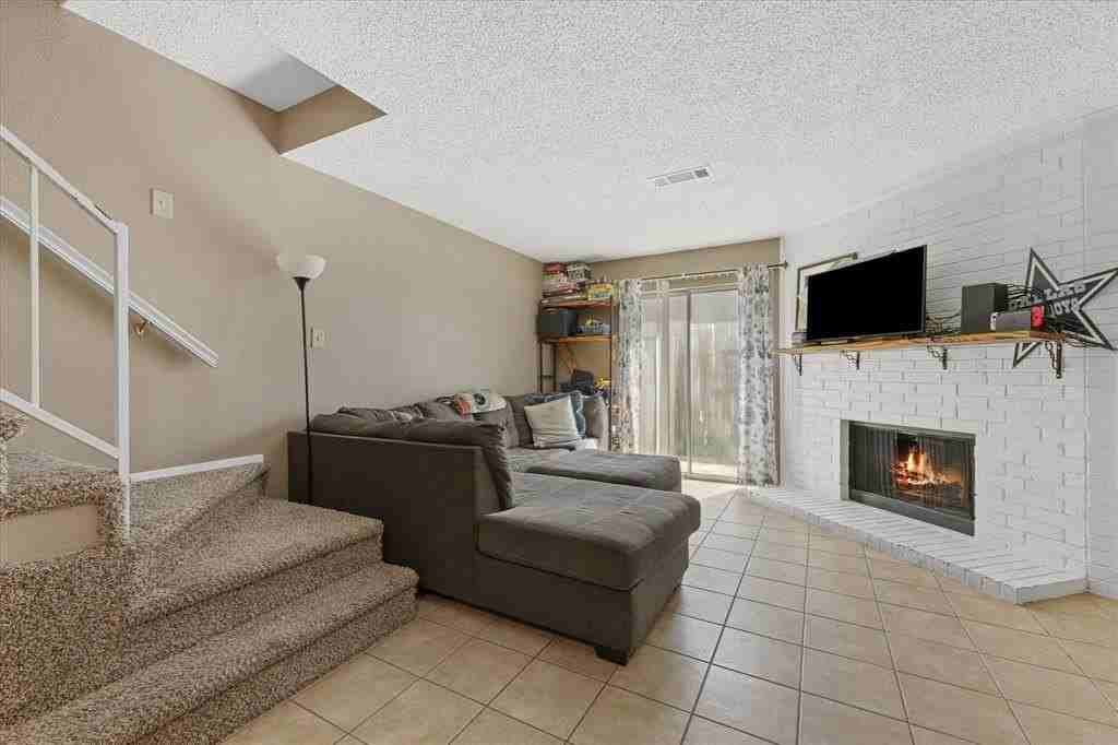 621 Carriagehouse Ln #2 - Photo 3 of 16