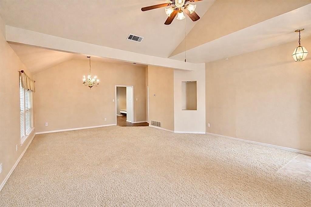 703 Glenwood Ct - Photo 4 of 17