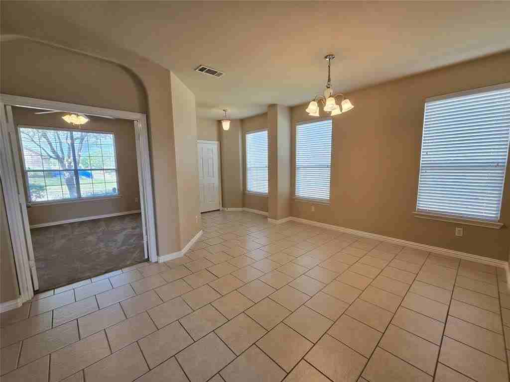 687 Morgan Dr - Photo 4 of 36