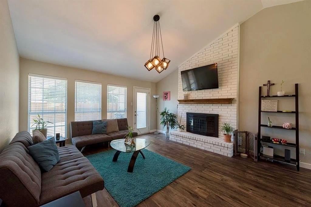 1411 Mapleview Dr - Photo 3 of 16