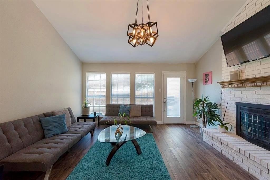 1411 Mapleview Dr - Photo 4 of 16