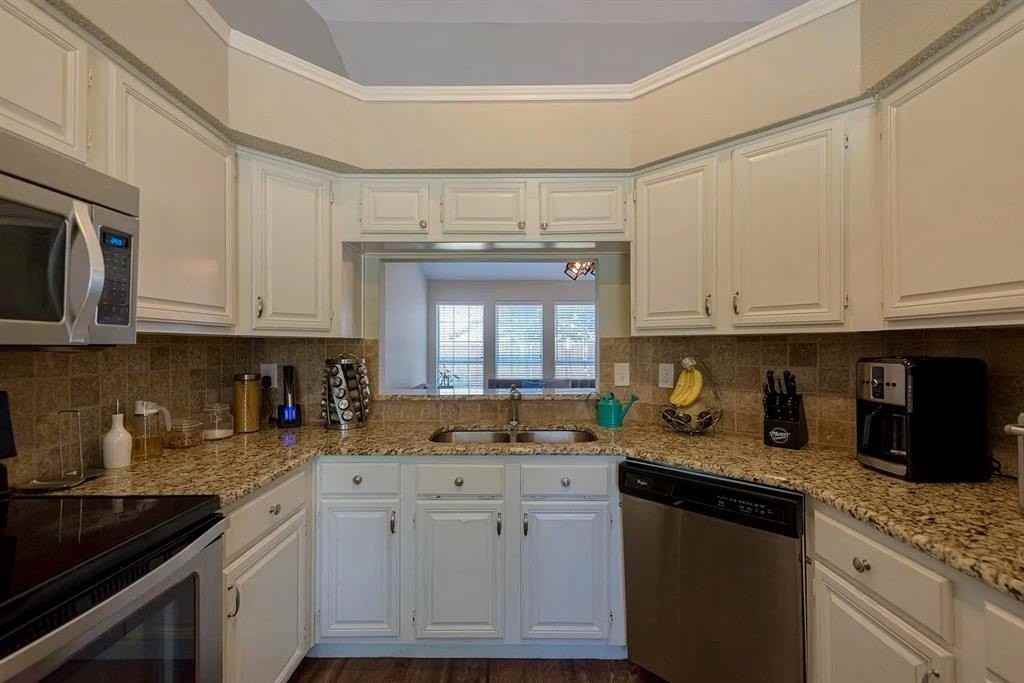 1411 Mapleview Dr - Photo 7 of 16