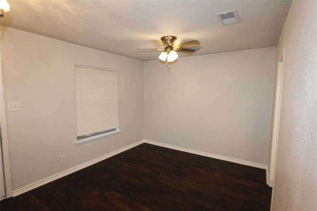 737 Holiday Dr - Photo 4 of 20