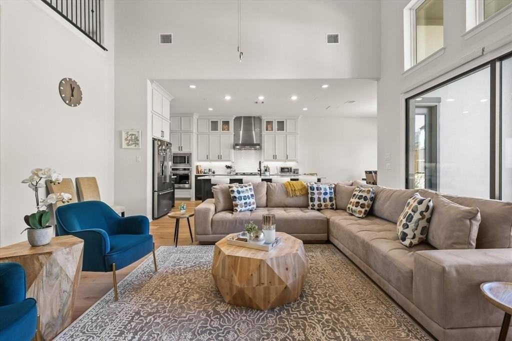 3132 Sherlock Ln - Photo 6 of 40