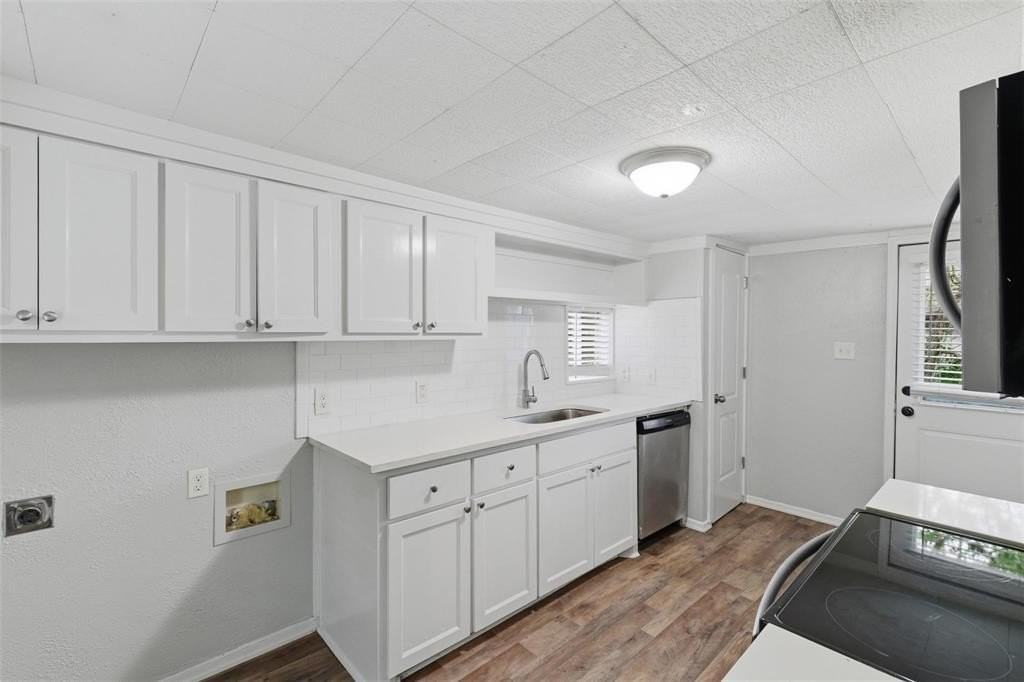 127 E Walker St - Photo 4 of 24