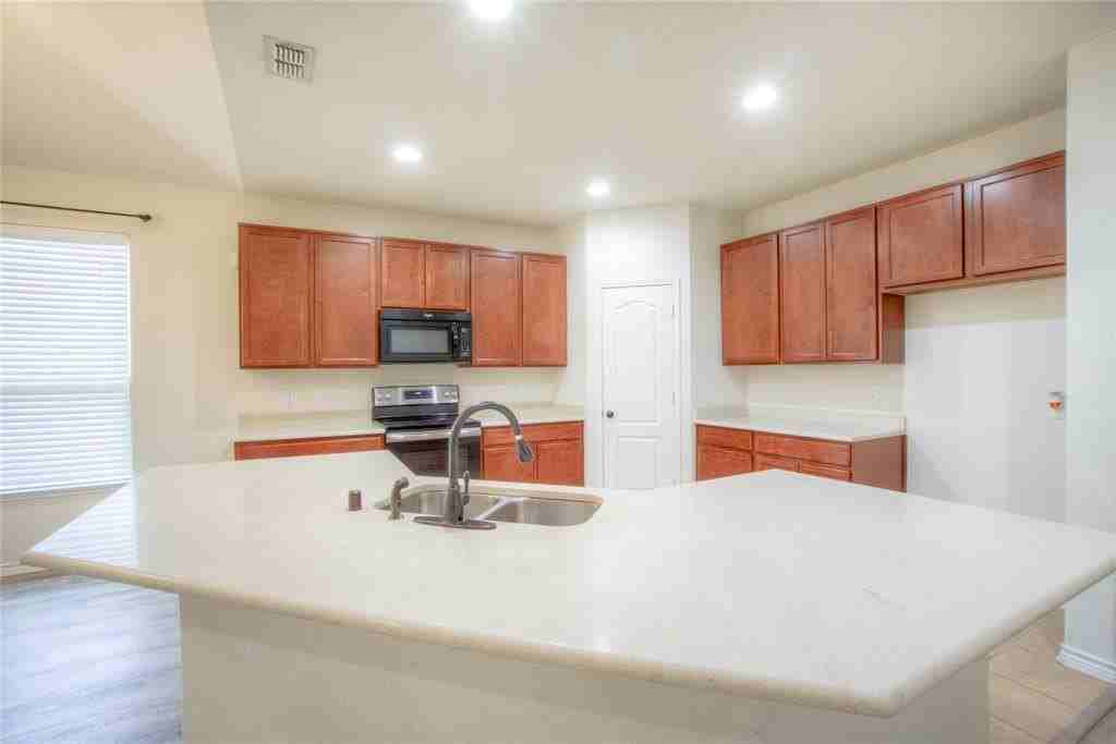 5633 Ridge Lake Dr - Photo 6 of 23