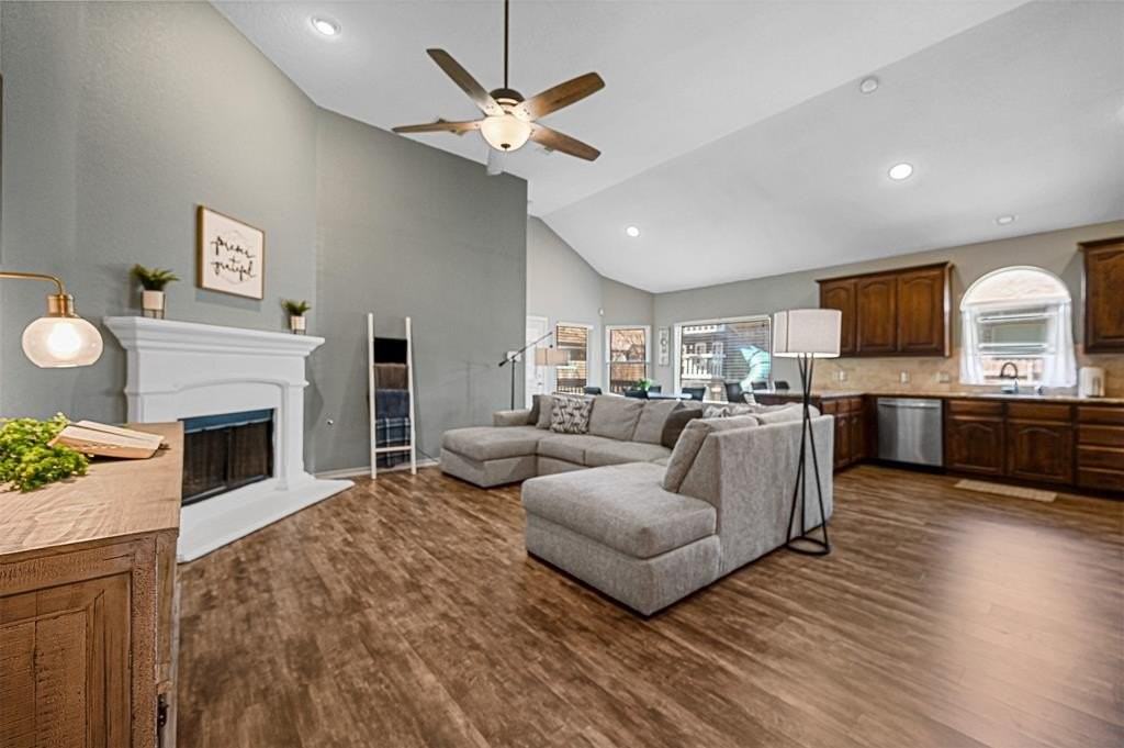 5321 Thornbush Dr - Photo 2 of 20