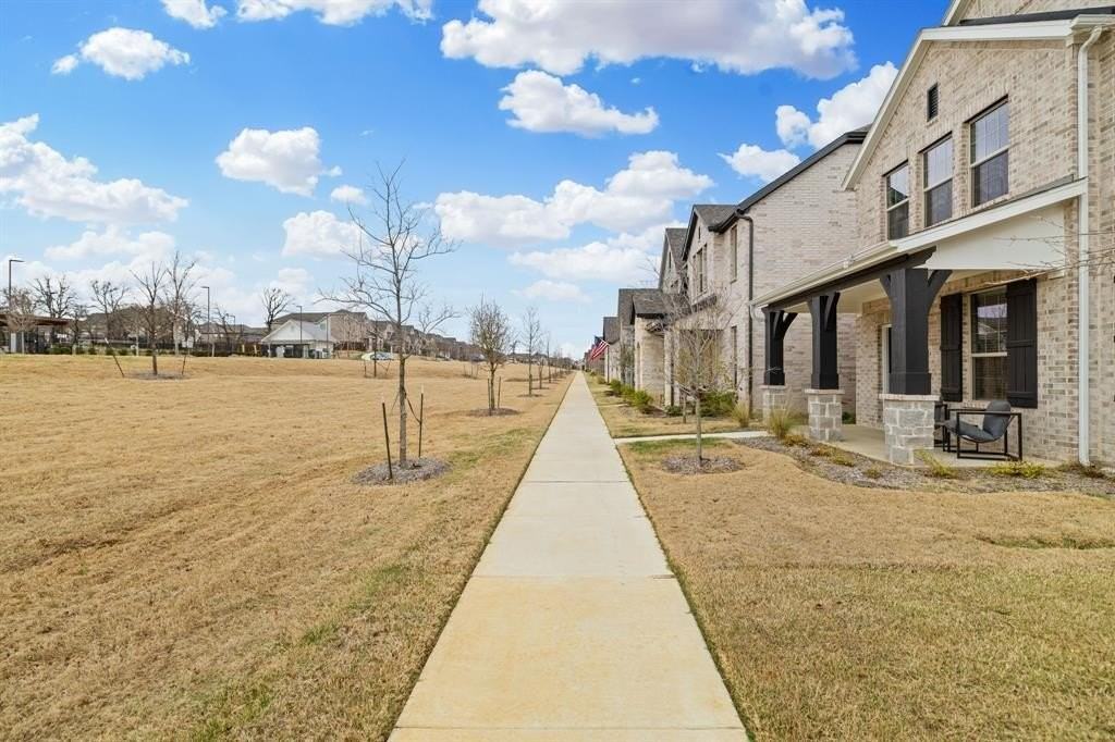 2724 Big Bend Mews - Photo 4 of 40