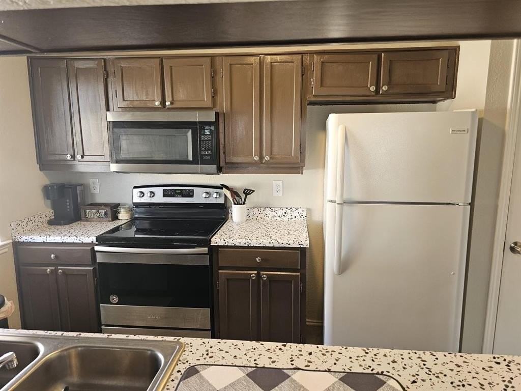 1728 Crest Point Dr - Photo 4 of 10