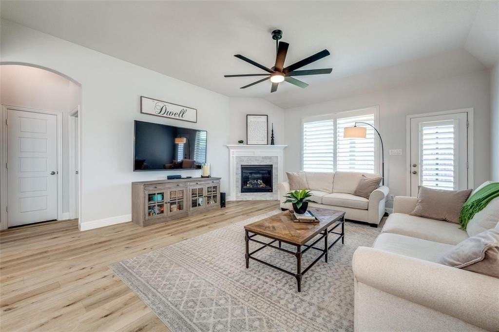 230 Fox Crossing Ln - Photo 5 of 19