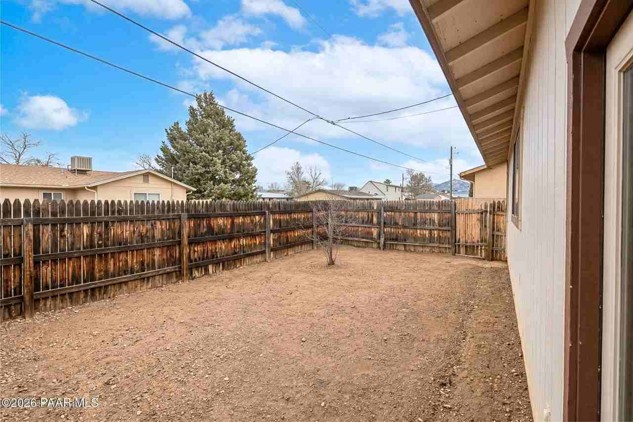 3055 N Corrine Dr Apt B - Photo 4 of 9