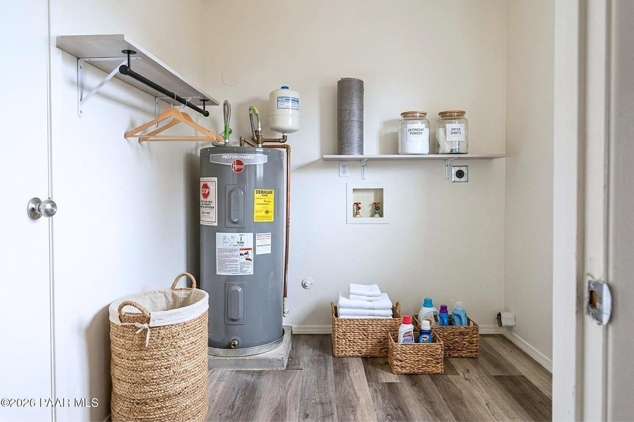 3055 N Corrine Dr Apt B - Photo 5 of 9