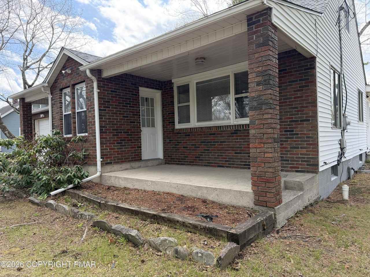 1037 Chipperfield Dr - Photo 2 of 40