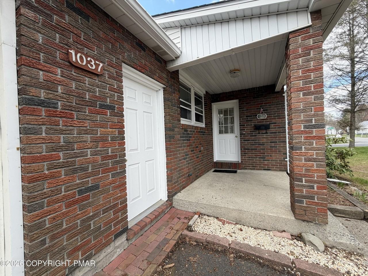 1037 Chipperfield Dr - Photo 3 of 40