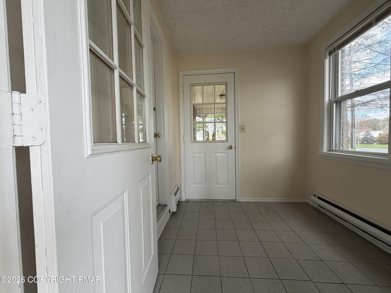 1037 Chipperfield Dr - Photo 4 of 40