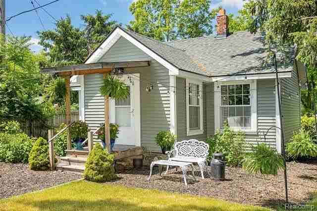 3630 Orchard Lake Rd - Photo 3 of 19