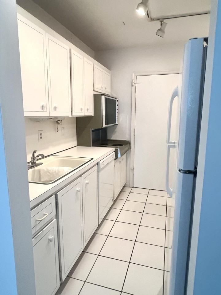 2191 Ne 68th St Apt 427 - Photo 3 of 17