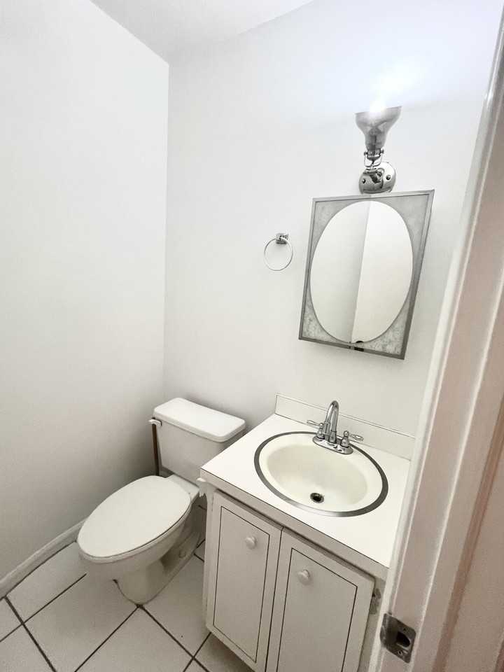 2191 Ne 68th St Apt 427 - Photo 4 of 17